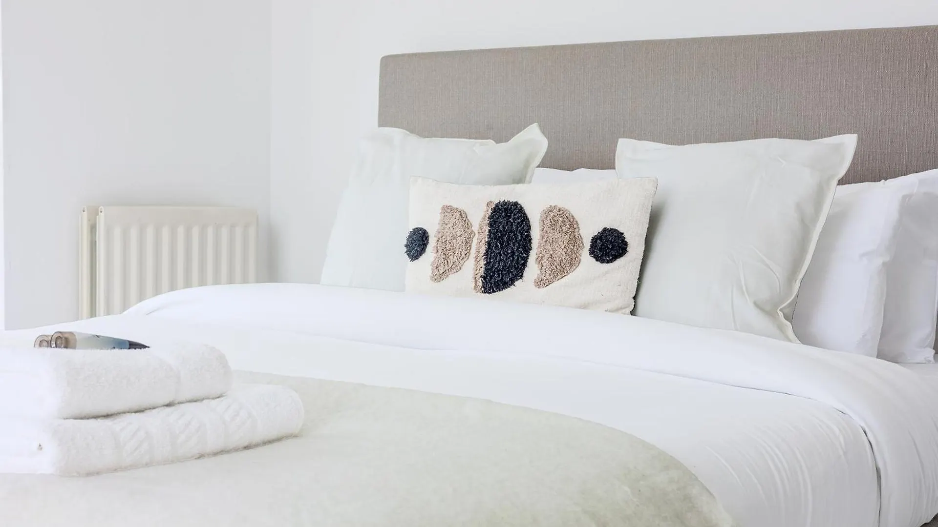 Bright New 2Br Flat With Balcony Near Excel London Apartment 0*,  United Kingdom