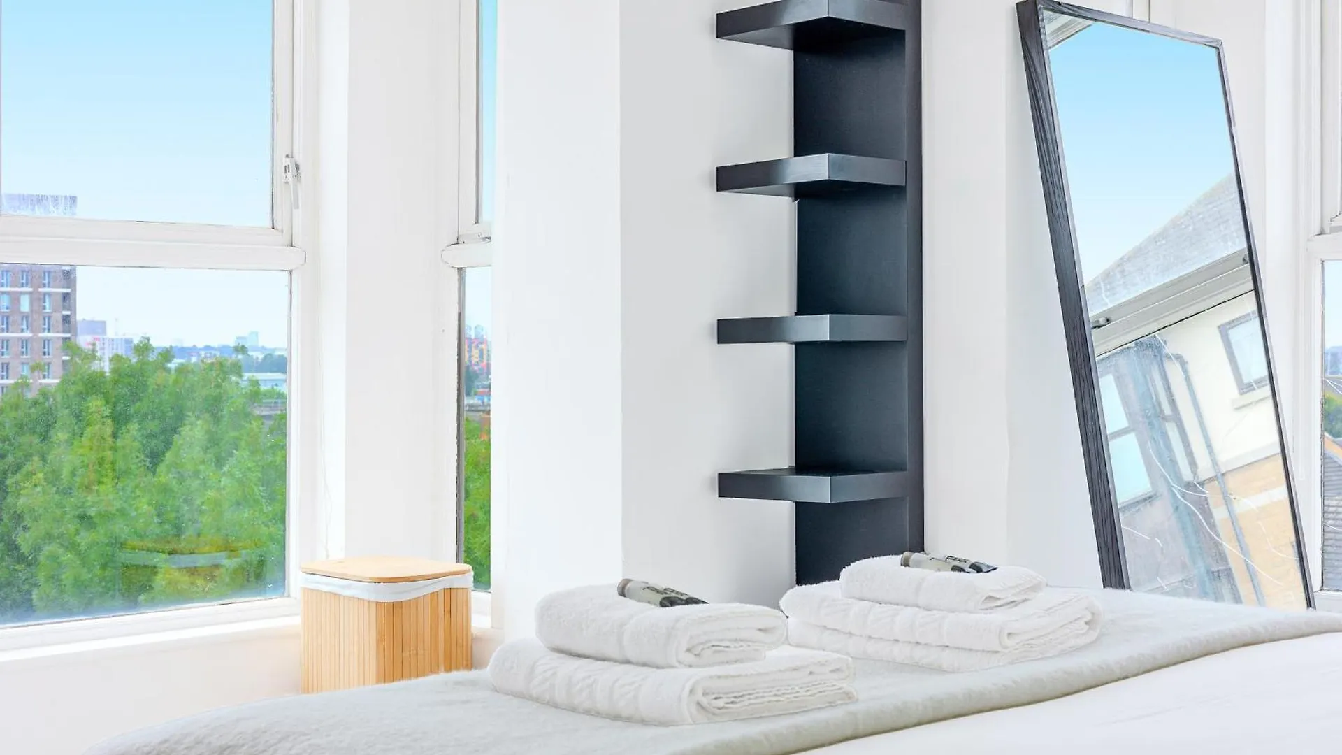 Bright New 2Br Flat With Balcony Near Excel London Apartment