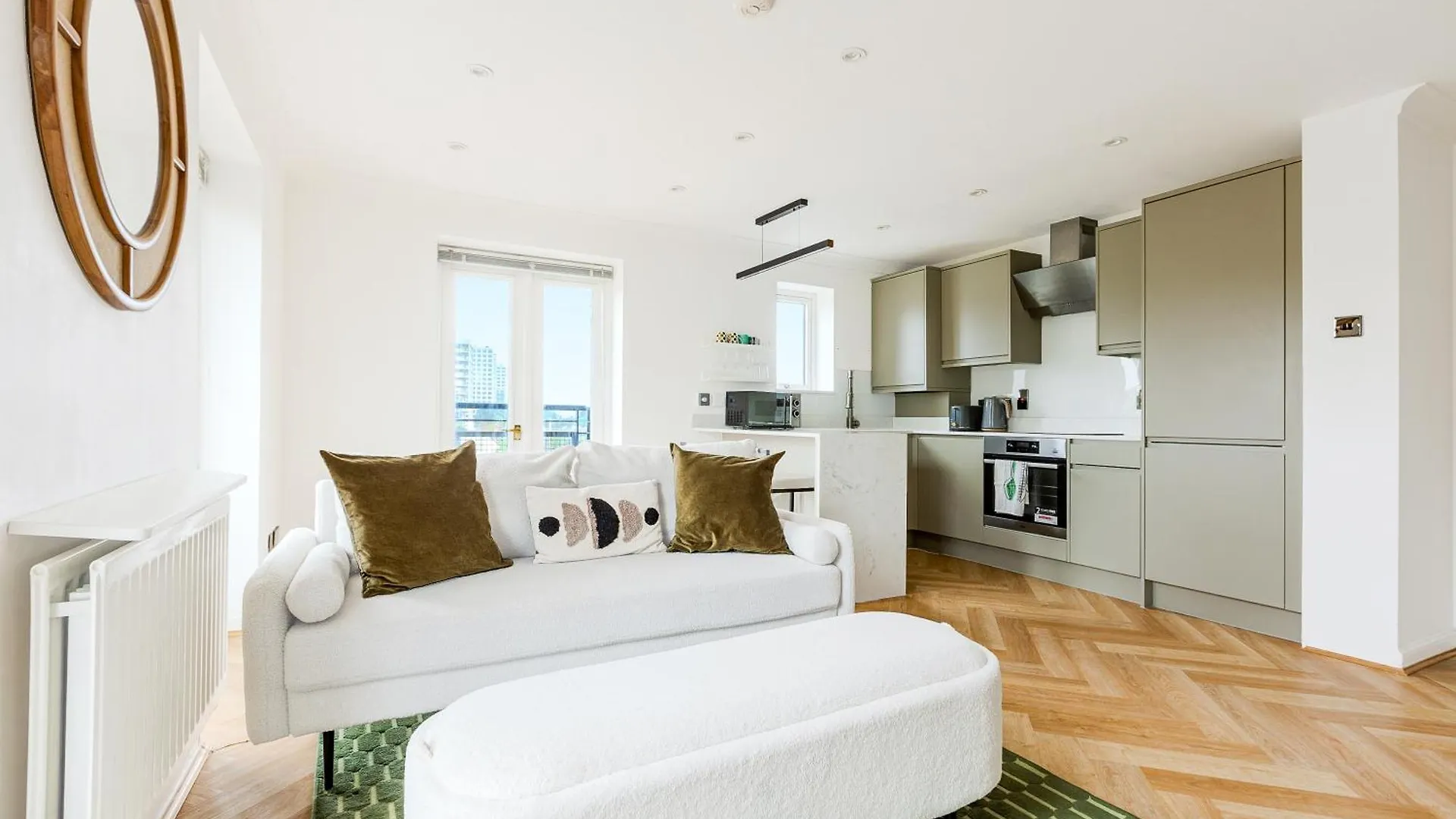 Bright New 2Br Flat With Balcony Near Excel London Apartment