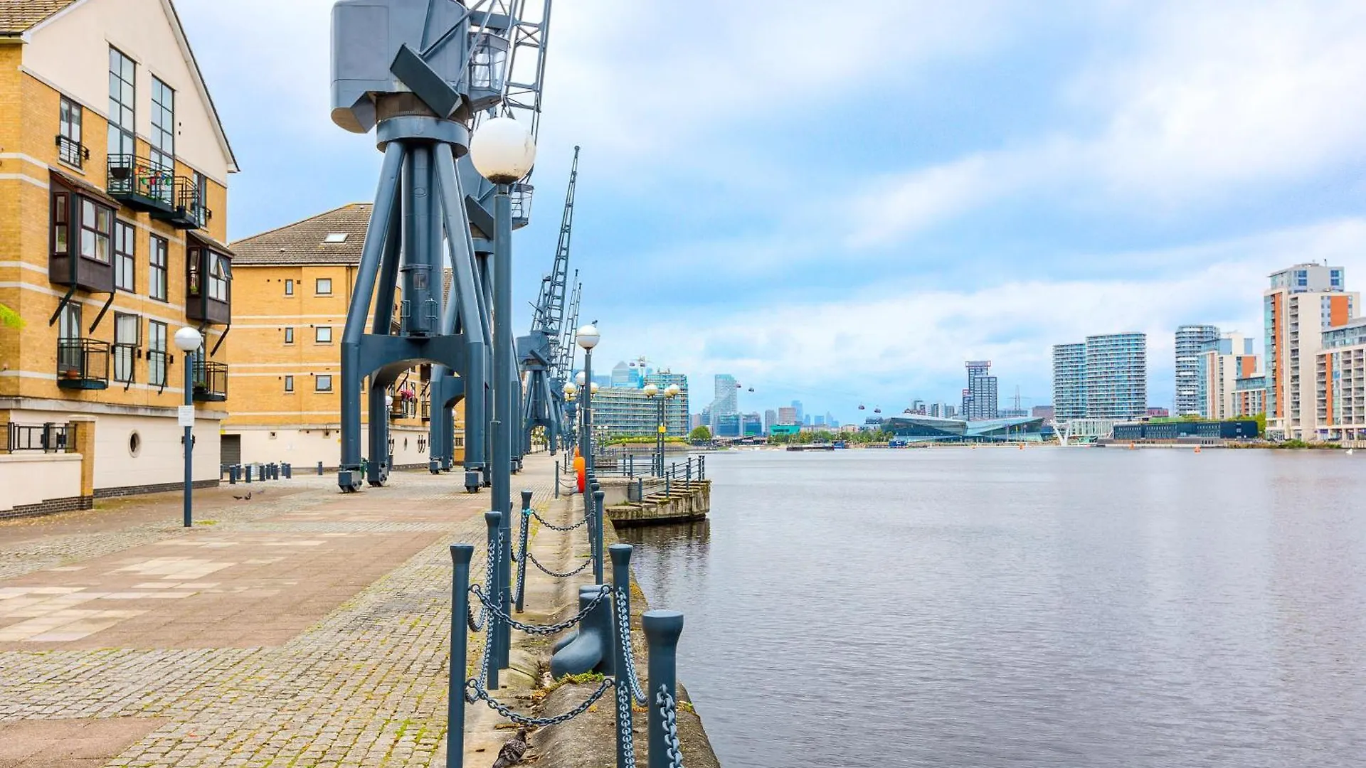 Bright New 2Br Flat With Balcony Near Excel London Apartment 0*,