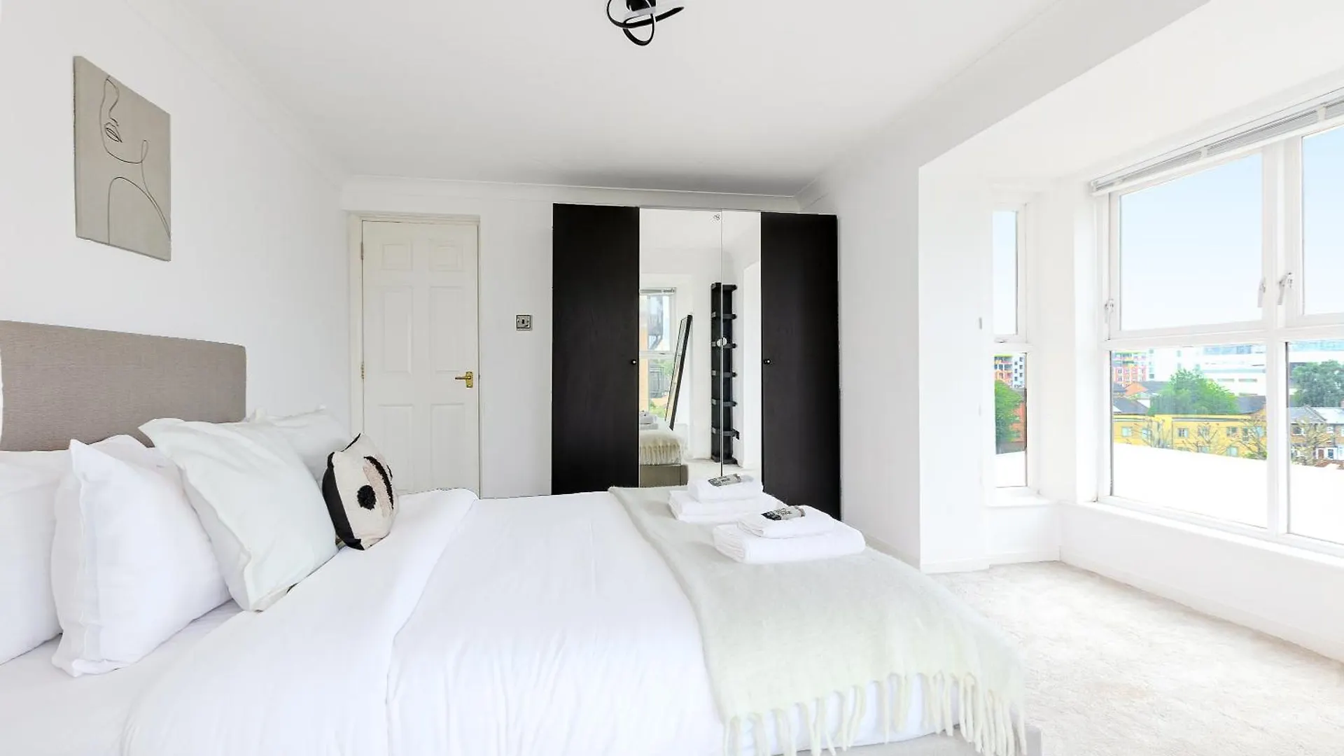 Bright New 2Br Flat With Balcony Near Excel London Apartment