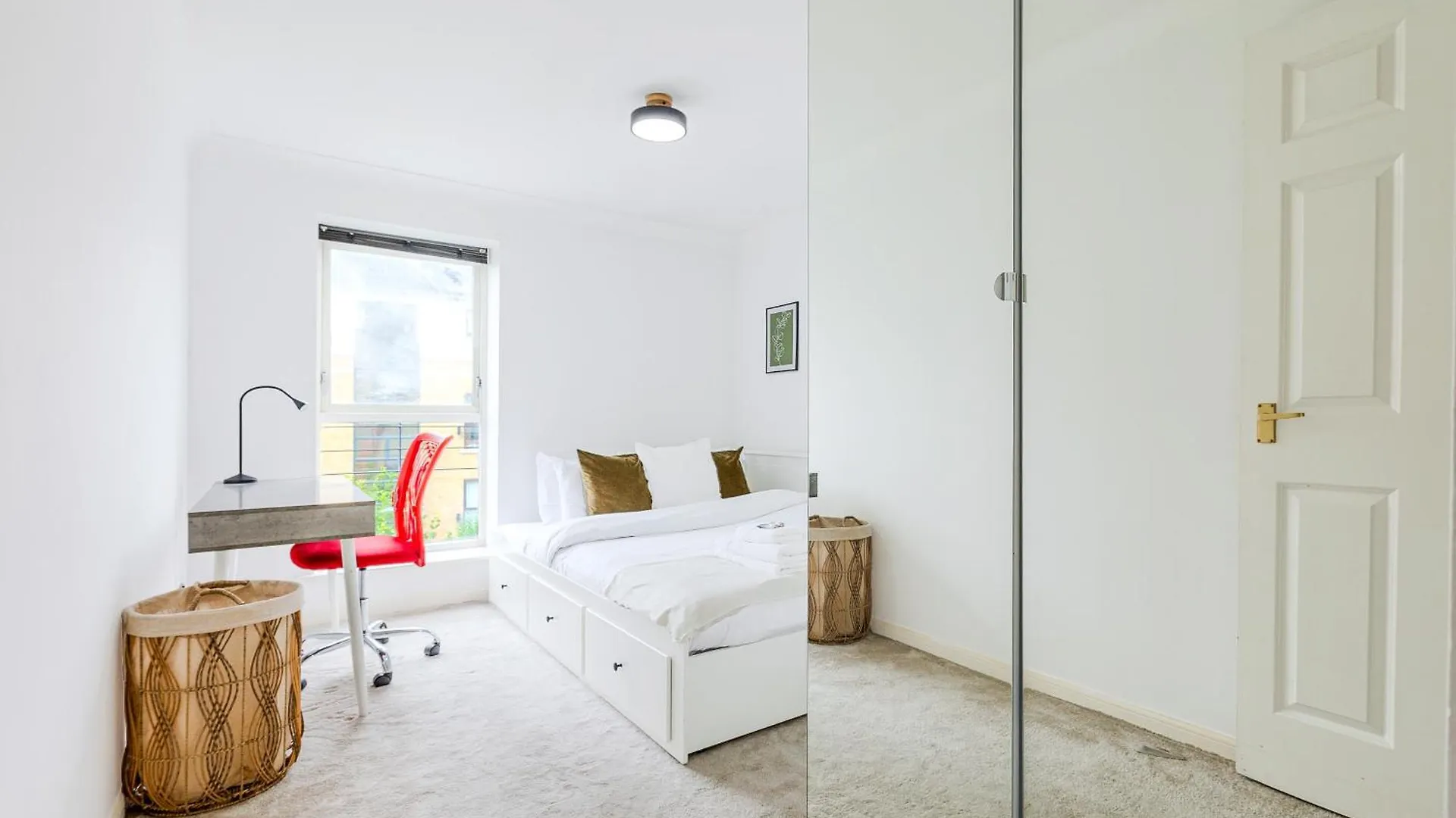 Bright New 2Br Flat With Balcony Near Excel London Apartment